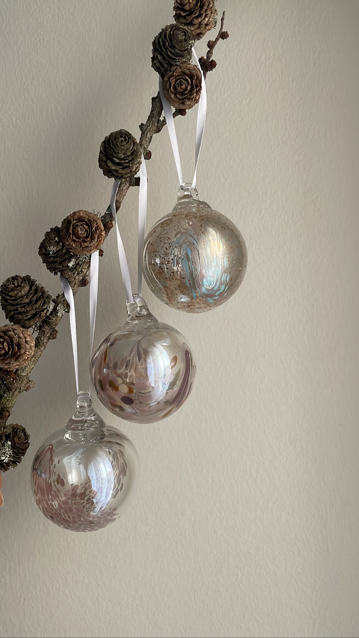 Julekugle m/hvirvler - brun